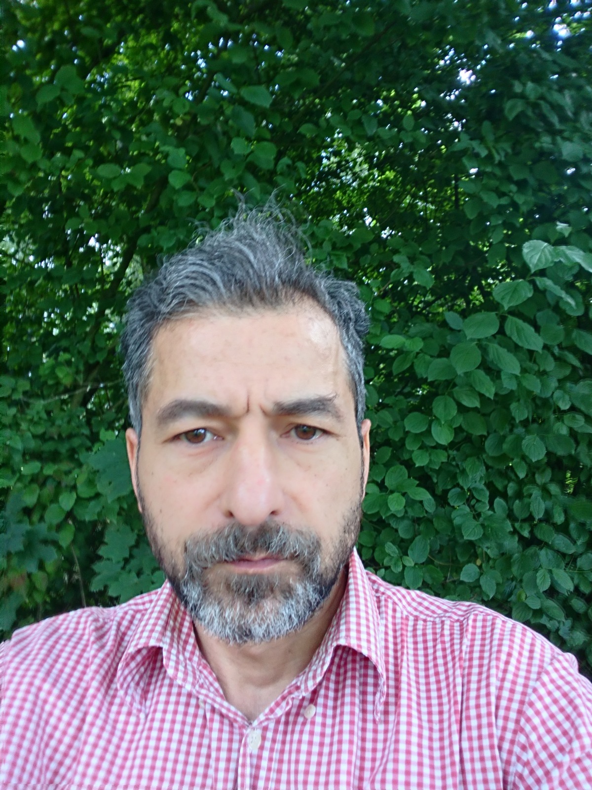 Ağalar Qut. Özümü görmədim özümdəkini gördüm özgə şəkillərdə